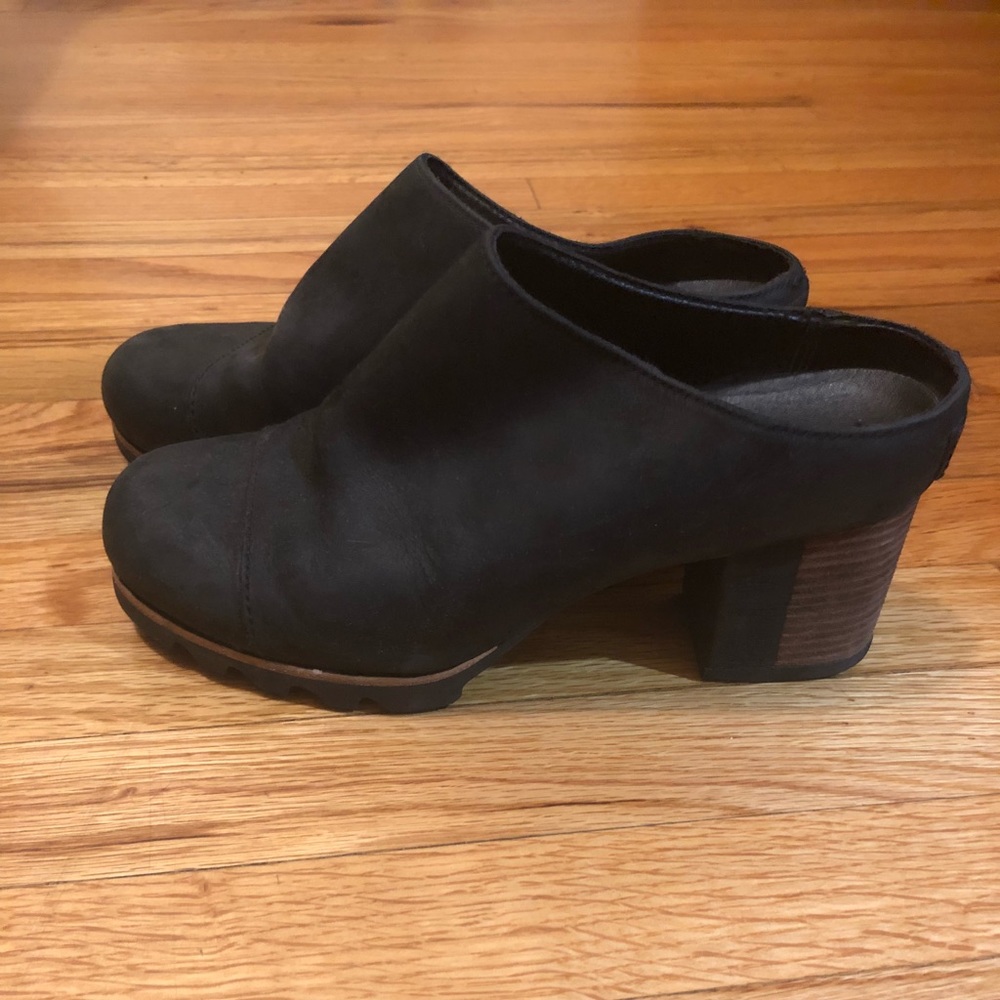 Women’s size 8 Sorel heeled mules - black